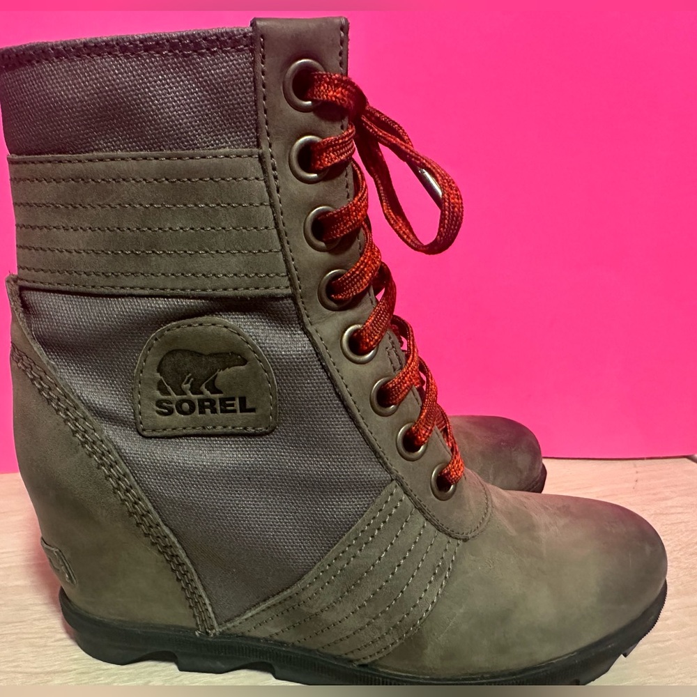 Sorel women dark grey/green with dark orange laces boots/wedges  size 7.5